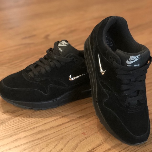 Women’s Nike Airmax1 premium SC Jewel Triple black Nike Sneakers Womens Air Max 1 Jewel Black